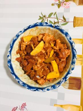 羊肉粒中放入料酒，麻辣奥尔良烤肉料，生姜，玉米淀粉抓拌均匀，腌制30分钟！