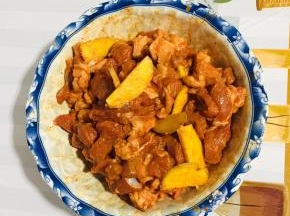 羊肉粒中放入料酒，麻辣奥尔良烤肉料，生姜，玉米淀粉抓拌均匀，腌制30分钟！