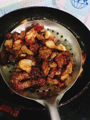 炸至表面金黄色捞出控油！