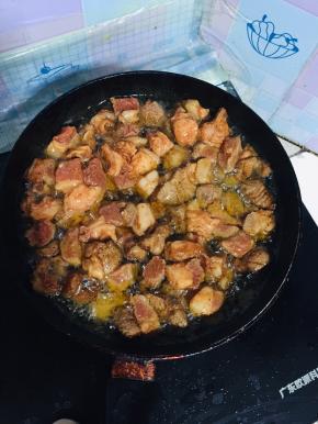 起锅烧油，油温七成热放入羊肉粒中火慢炸！边炸边翻动，以免粘在一起！