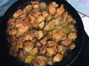 起锅烧油，油温七成热放入羊肉粒中火慢炸！边炸边翻动，以免粘在一起！