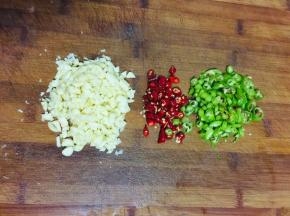 蒜瓣拍碎切成末，小米辣和尖椒切成圈备用！
