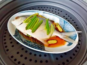 淋上蒸鱼汁调味料，上蒸锅蒸8-10分钟左右，具体看鱼的大小来蒸。