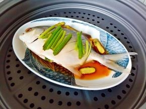 淋上蒸鱼汁调味料，上蒸锅蒸8-10分钟左右，具体看鱼的大小来蒸。