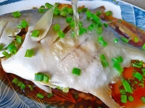 锅里加适量食用油烧至高温，淋到金鲳鱼上面。