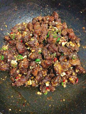 起锅前放入蒜末，小米辣和尖椒圈翻炒均匀即可！