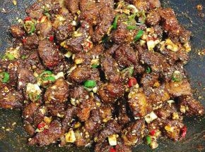 起锅前放入蒜末，小米辣和尖椒圈翻炒均匀即可！