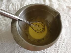 步骤2、蛋黄加入细砂糖用蛋抽搅打至细砂糖融化，颜色微微变白。