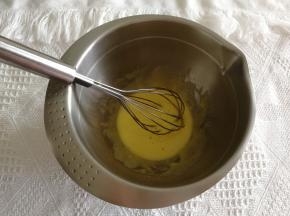 步骤2、蛋黄加入细砂糖用蛋抽搅打至细砂糖融化，颜色微微变白。