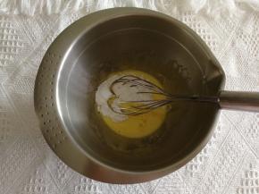 步骤3、筛入玉米淀粉，混合均匀。