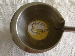 步骤3、筛入玉米淀粉，混合均匀。