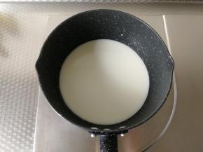 步骤4、牛奶放入不粘奶锅中，小火加热至边缘冒泡，微微沸腾，离火。