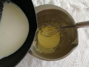 步骤5、将热牛奶倒入步骤2混合好的糊中，边倒边搅拌均匀。