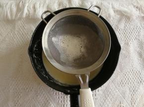 步骤6、然后过筛2-3次，将泡沫过滤掉。倒回到不粘奶锅中。