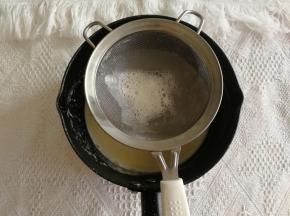 步骤6、然后过筛2-3次，将泡沫过滤掉。倒回到不粘奶锅中。