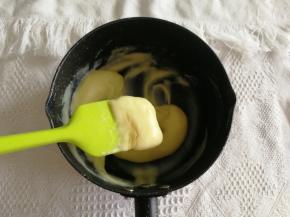 步骤7、小火加热，将奶酱煮到浓稠，记得要搅拌哈。小火煮到用刮刀勺起，掉落不化开，离火，加香草精，混合均匀。成品会带香草味！