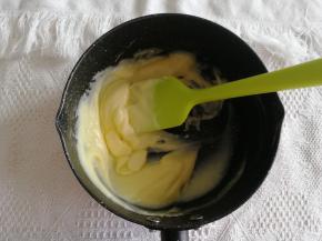 步骤8、离火，趁热加入黄油，搅拌到黄油融化与酱混合无颗粒，如果有颗粒可以过筛。