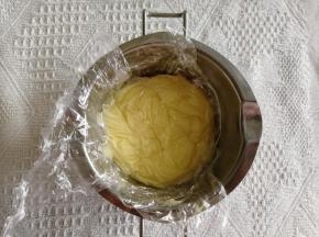 步骤9、将处理好的卡仕达酱倒入合适容器中，贴面盖上保鲜膜，一定是贴面！防止表面结皮，然后放入冰箱冷藏备用。