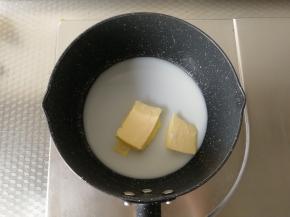 步骤12、将黄油、细砂糖、牛奶、水、盐倒入不粘奶锅中。小火加热至完全融化混合。