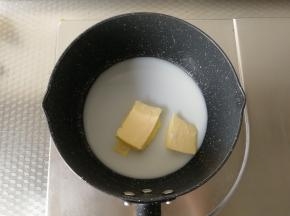 步骤12、将黄油、细砂糖、牛奶、水、盐倒入不粘奶锅中。小火加热至完全融化混合。