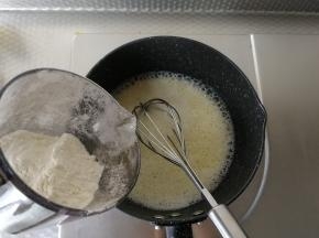 步骤13、倒入之前过筛好的低粉，迅速混合至无干粉颗粒。