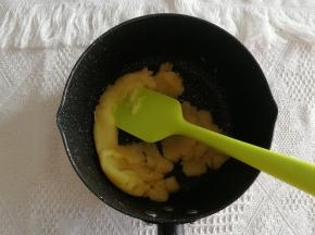 步骤14、继续小火加热翻炒面团，翻炒到面团表面微微透明，有光泽。离火。目的是让面团烫熟。炒到锅底微微有层薄膜，一点点黏在锅底的状态就差不多了。