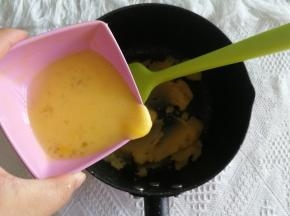 步骤15、微微冷凉至温热，手悬在面团上方，不烫手，65度以下，慢慢加入打散的常温全蛋液。分3-4次加入，每次加入都要切拌按压到蛋液与面团完全混合，最后要一点点慢慢加，