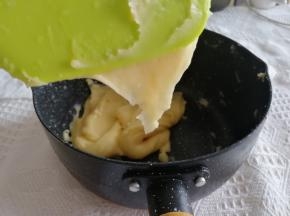 步骤16、直到用刮刀铲起面糊，垂下来呈现较为光滑的倒三角即可！