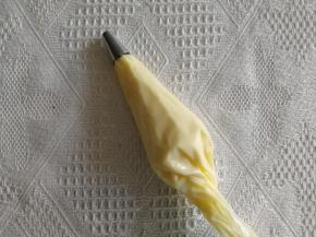 步骤20、烘烤期间，将冷藏的卡仕达酱取出，揭掉保鲜膜，再次拌匀，让酱料回复弹性。装入裱花袋，建议用专门打馅料的裱花嘴比较好操作，实在偷懒就圆形裱花嘴。