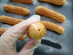 步骤23、用竹签在一端不明显的地方戳个洞，让热气尽快散出。