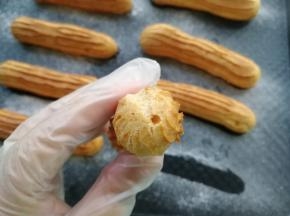 步骤23、用竹签在一端不明显的地方戳个洞，让热气尽快散出。