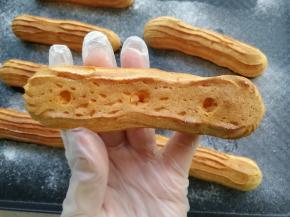 步骤24、放凉后在泡芙底部打孔，很明显感觉到内部的孔洞。酥脆。