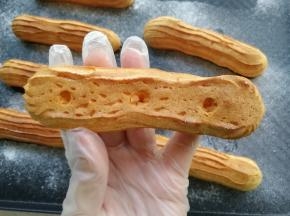 步骤24、放凉后在泡芙底部打孔，很明显感觉到内部的孔洞。酥脆。