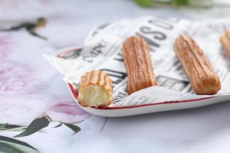 步骤25、将卡仕达酱挤入泡芙中，就算完成啦！其实不算太难，就是步骤多了一些。填满了馅料的泡芙，咬下每一口都是享受，带着香草味的丝滑酱料配合酥脆外壳！