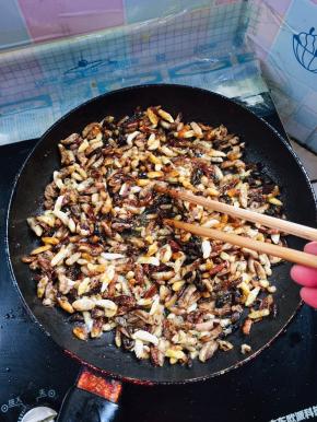 边煎边用筷子翻动，以免糊锅！