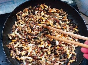 边煎边用筷子翻动，以免糊锅！