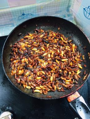 原汁原味的香酥蜂仁就做好了！只加了少许的盐调味，最大程度的保留了蜂仁原有的味道！吃上一口，香，酥，脆！喜欢的赶紧给你家宝贝做一点吧！