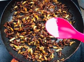 煎至蜂仁金黄酥脆了，放少许盐调味！