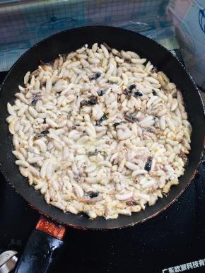 起锅烧油，放入蜂仁中小火慢煎！