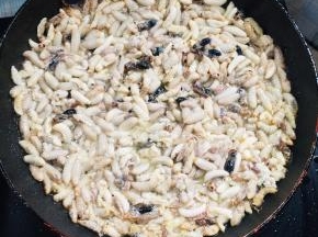 起锅烧油，放入蜂仁中小火慢煎！