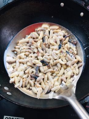 水开放入蜂仁焯水一分钟左右，捞出沥干水份备用！