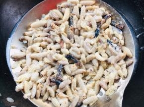 水开放入蜂仁焯水一分钟左右，捞出沥干水份备用！