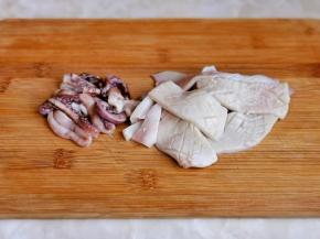 鱿鱼洗干净后切小块再切花刀。