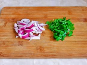 洋葱切丝，香菜洗干净切段。