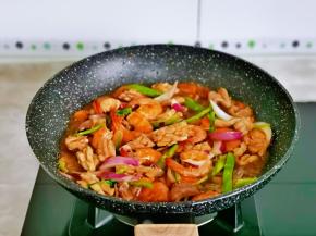 再加入一汤勺纯净水，煸炒至断生关火。