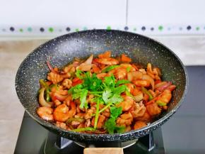 加入香叶段，借助余温烫熟即可。