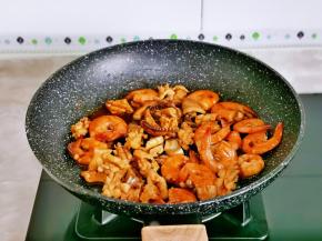 小火翻炒1分钟。