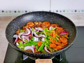 再加入胡萝卜片，青椒丝。
