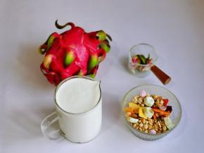 准备食材，酸奶我提前做好的，买来的也可以，但是一定要浓稠的那种。