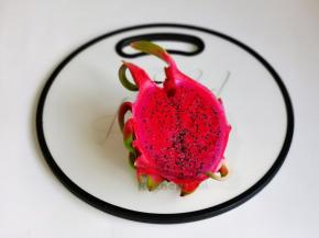 火龙果洗干净对半切开。